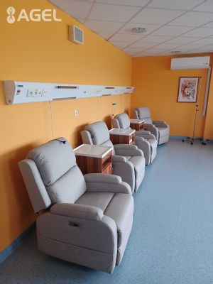 AGEL Mammacentrum sv. Agáty vynovilo aplikačnú miestnosť – nové kreslá prinesú pacientom väčší komfort počas chemoterapie